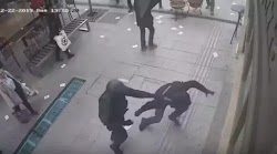  Σε βίντεο από κάμερα ασφαλείας επίσης, διακρίνεται ένας αντιεξουσιαστής να τρέχει να χτυπήσει έναν ηλικιωμένο ο οποίος τρομαγμένος προσπαθε...