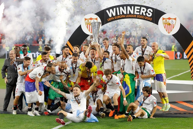 SEVILLA F. C. Temporada 2022-23. Los jugadores del Sevilla celebran en el campo la consecución de su séptimo título de la Liga Europa. SEVILLA F. C. 1 🆚 A. S. ROMA 1 En los penaltis: SEVILLA FC 4 🆚 AS ROMA 1 Miércoles 31/05/2023, 21:00 horas. Liga Europa de la UEFA, final. Budapest, Hungría, Puskás Aréna: 61.476 espectadores. GOLES: ⚽0-1: 35’, Paulo Dybala. ⚽1-1: 55’, Gianluca Mancini, en propia puerta. PENALTIS: ⚽1-0: Lucas Ocampos, gol. ⚽1-1: Bryan Cristante, gol. ⚽2-1: Erik Lamela, gol. ❌2-1: Gianluca Mancini, para Bono. 3-1: ⚽0 Ivan Rakitić: gol. ❌3-1: Roger Ibáñez, para Bono. ⚽4-1: Gonzalo Montiel, gol.