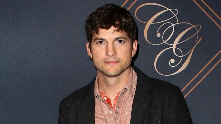 Begini Cara Ashton Kutcher Membahagiakan Ibunya Tercinta