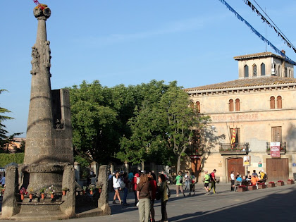 La Plaça de Mossèn Cinto Verdaguer am el Pedró i la Casa de la Vila. Autor: Carlos Albacete