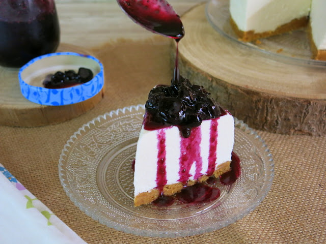 TARTA DE QUESO CON SALSA DE ARÁNDANOS