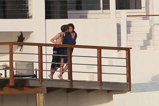 selena gomez justin bieber boat. Selena Gomez and Justin Bieber are kissing on a yacht in St. Lucia