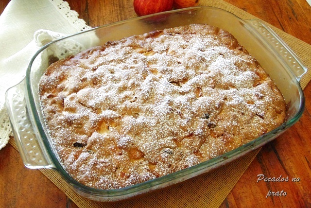 Bolo de tabuleiro com maçã nozes e passas