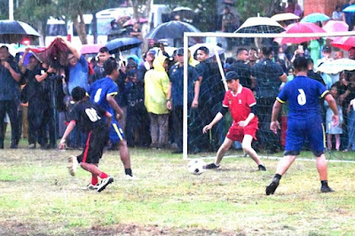 Presiden Joko Widodo bermain sepak bola bersama warga Sleman di Lapangan Gamplong, Sleman, DI Yogyakarta, Sabtu (27/1/2024). (ANTARA/HO-Biro Pers Sekretariat Presiden RI)
