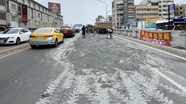 砂石車車斗尾門沒鎖緊 彰化市中央路橋成爛泥路