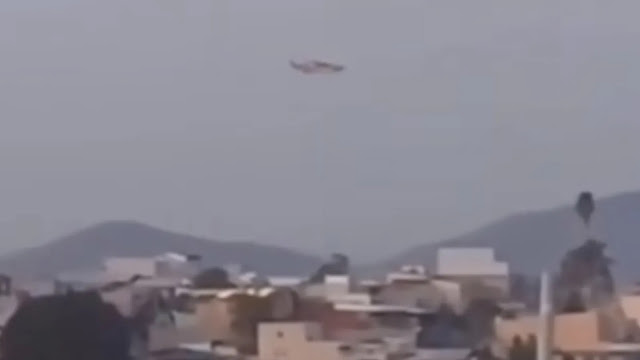 НЛО парит над городом в Мексике, а мимо него пролетает самолет.