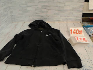 中古品　子供服　１４０ｃｍ　ＮＩＫＥ　ブラック　フード付きジップアップパーカー　１１０円