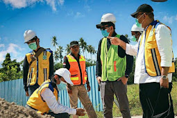 Jon Sudiman Damanik Cek Progres  dan Ketersediaan Material Pengerjaan Jalan di Dobo