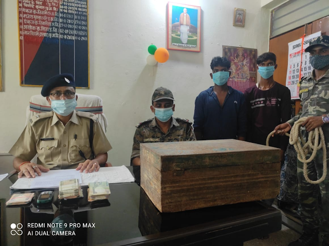 पुलिस  ने त्वरित कार्रवाई करते हुए चोरी की घटना में संलिप्त दो मुख्य आरोपियों को गिरफ्तार कर  जेल भेज दिया। Report-Rashid Anwar