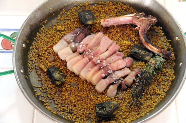 la paella de alcachofas perfecta con la chuleta supernatural de Joselito Pakus Lazy Blog