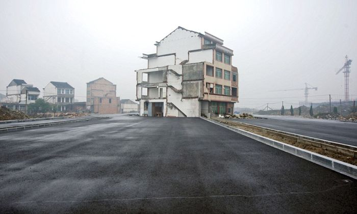 ... Cool : Pasangan Tua Tinggal Di Rumah Tengah Highway China (8 Gambar