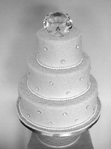 Diamond Wedding Cakes Diamond Accessories diamond decorated wedding cakes