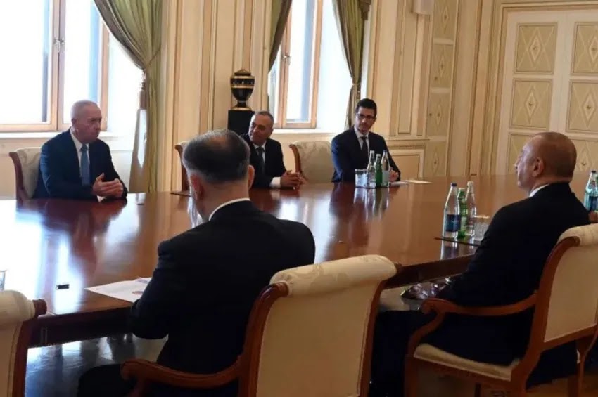 O ministro da Defesa de Israel, Yoav Gallant (E), reunido com o presidente do Azerbaijão, Ilham Aliyev, e outros altos funcionários da defesa, em Baku, Azerbaijão | Ariel Harmoni/Ministério da Defesa