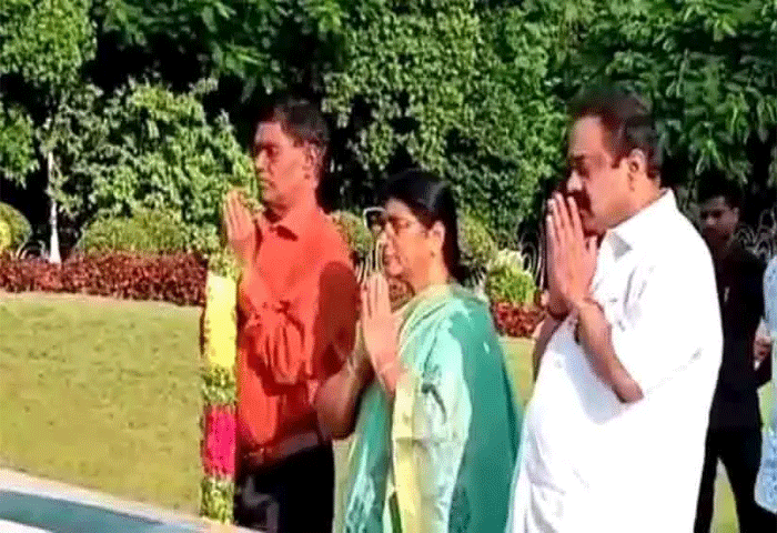 Lakshmi Parvathi visits NTR samadhi after Chandrababu Naidu sent to jail, Hyderabad, News, Lakshmi Parvathi,  Chandrababu Naidu,  NTR Samadhi, Politics, Allegation, YSR, TDP, Media, Report, National