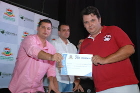 Secretário de Saúde, Carlos Otávio, entrega certificados a funcionários da UPA