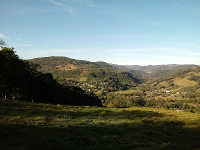 A foto mostra a convivência entre o home e o meio ambiente. 