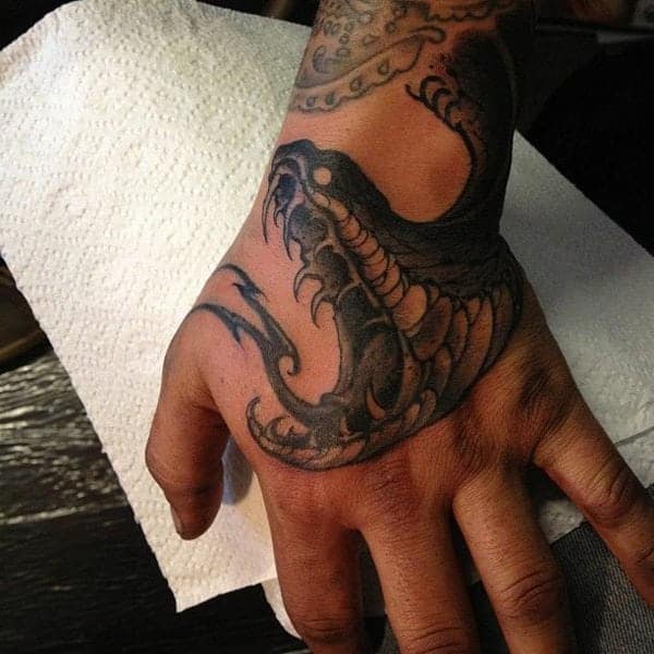 34 tatuagens masculinas para as mãos