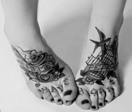 Vemos tatuajes en los pies