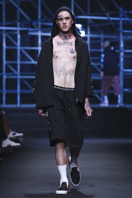 Lil Peep sfila alla Milano Fashion Week per Marcelo Burlon.