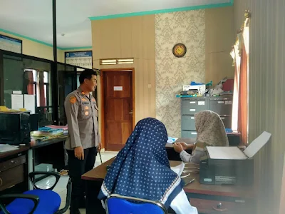 Kapolsek Cimarga Polres Lebak Silaturahmi Dan Sambangi Warga Prades Sangkanmanik Ciptakan Kedekatan Kekeluargaan