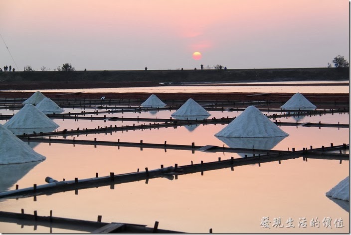 台南-2013井仔腳瓦盤送夕陽。倒是這張太陽下山前的照片比較有感覺。