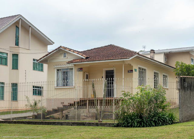 Casa com capelinha na fachada