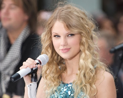 taylor swift curly hairstyles. Taylor Swift Lovely Curly Hair