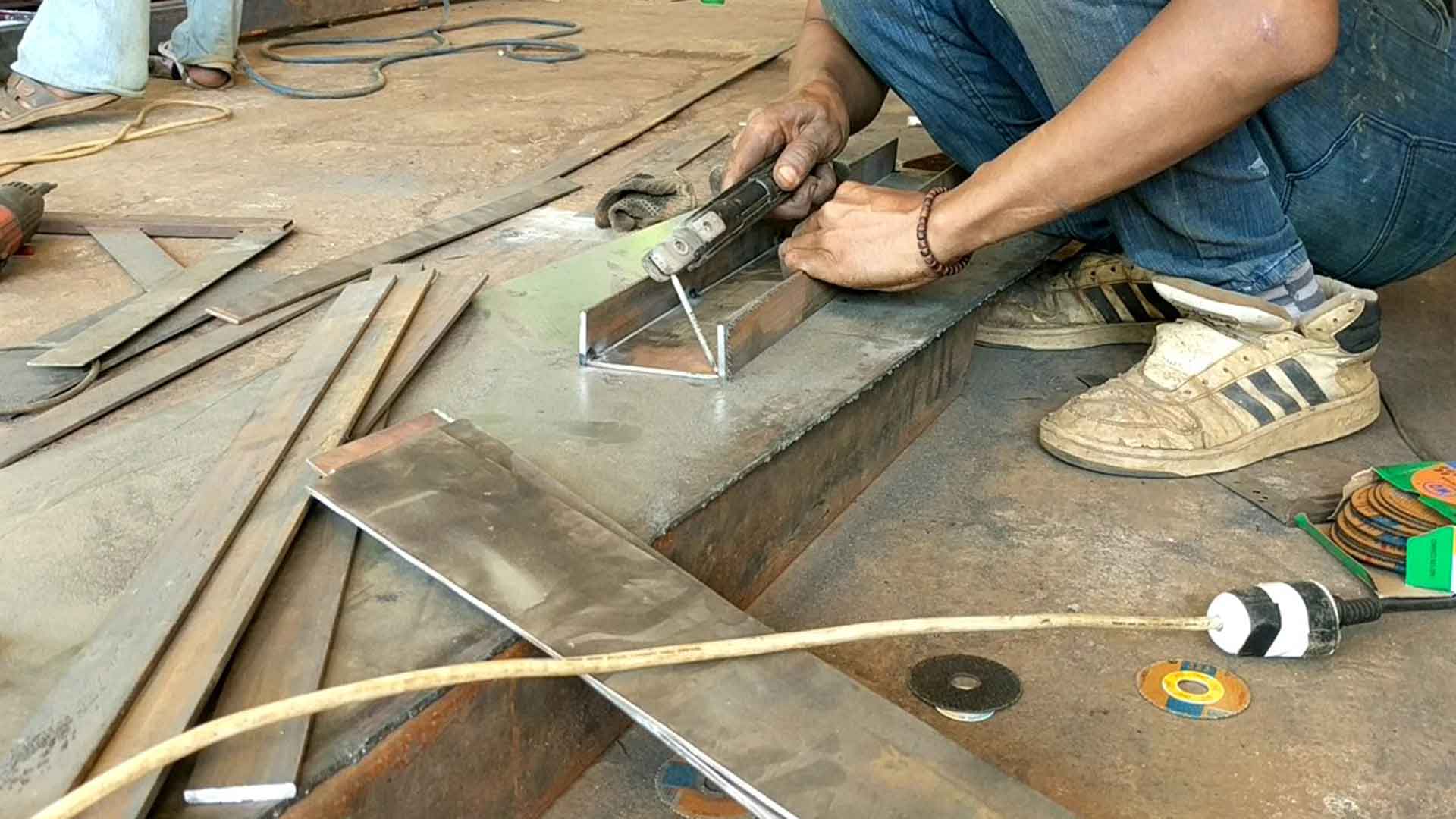 OMG inilah proses  pembuatan  meja makan industrial 