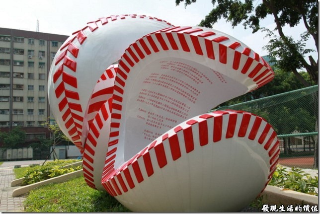 台南-公園國小。棒球裝置藝術