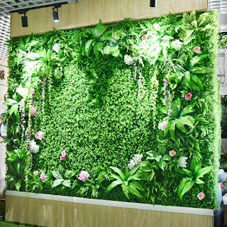Decora tus eventos con un muro verde de follaje artificial