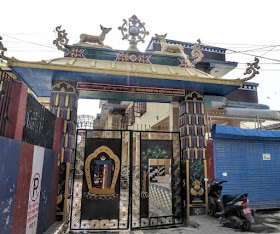 la porta d'ingresso del Sakya Tharig Monastery a boudhanath