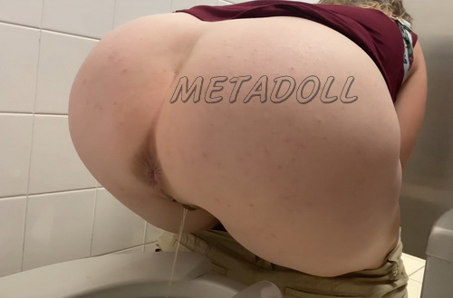 Big ass woman spied in public toilet pissing (Toilet SpyCam Big Ass 02)