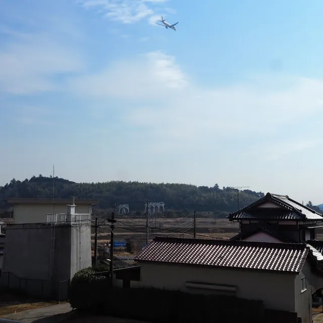 利根川  成田空港へ降りる飛行機