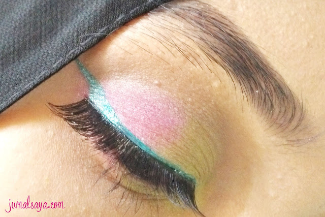 tips memakai eyeliner warna warni