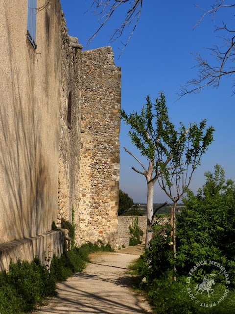 BUISSON (84) - Portes fortifiées et remparts médiévaux