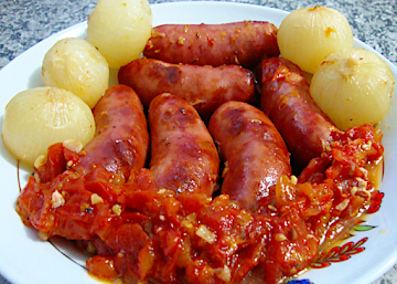 Linguiça de forno com cebola e molho de tomate 