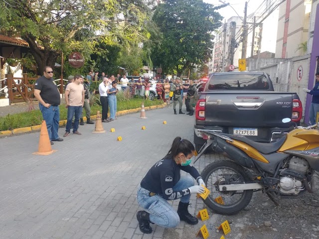 Criminosos atiram em carro e matam ex-PM e mulher que passava na rua em Boa Viagem