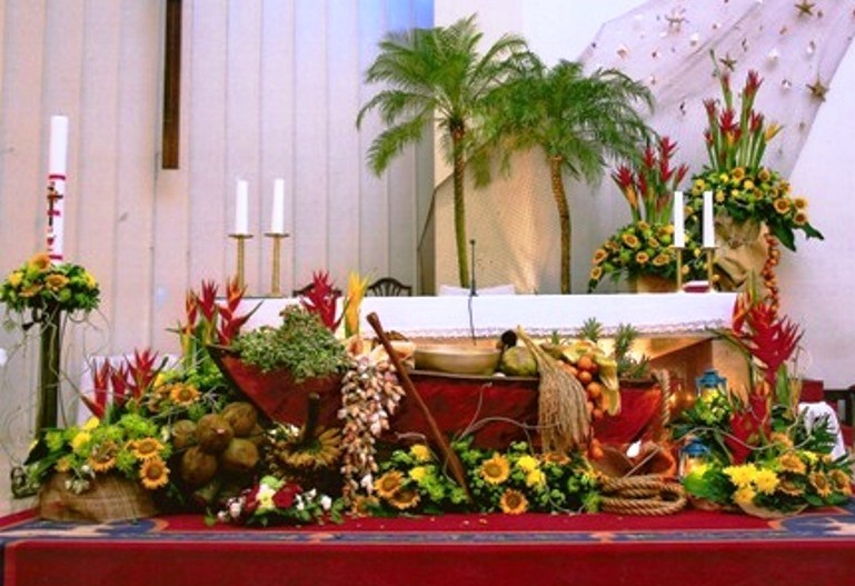 Seni Merangkai Bunga Altar Gereja Lusius Sinurat