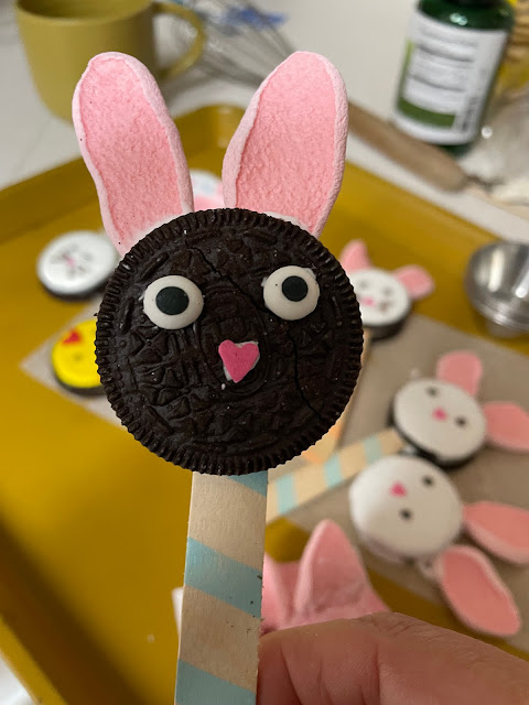 Easy Easter Treats, Easter treats made using store bought items, no bake Easter treats, DIY Easter treats, Easter, how to make easy Easter treats, oreoEaster treats, oreo pops, oreo Easter bunny pops, marshmallow treats