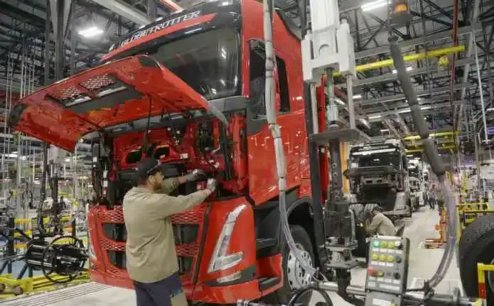 Volvo FH vermelho sendo produzido na fábrica de Curitiba