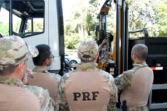 PRF recebe caminhão munck