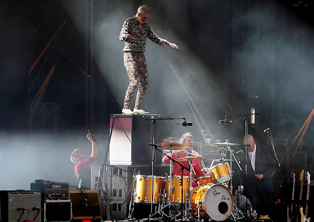 http://arteos.blogspot.fr/2014/08/23-triggerfinger-festival-cabaret-vert.html