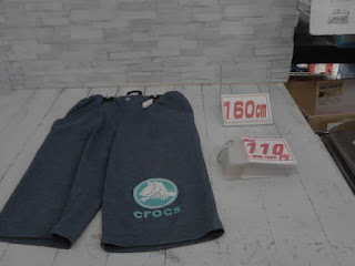 中古品　子供服　１６０ｃｍ　crocs　ハーフパンツ　１１０円