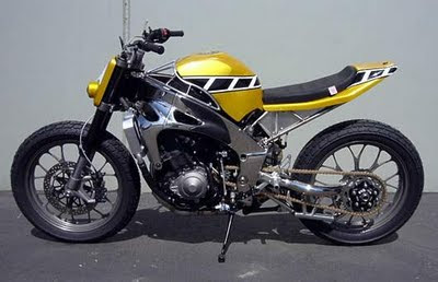 Airbrush_Modification_Yamaha_R1_Street_Tracker_side