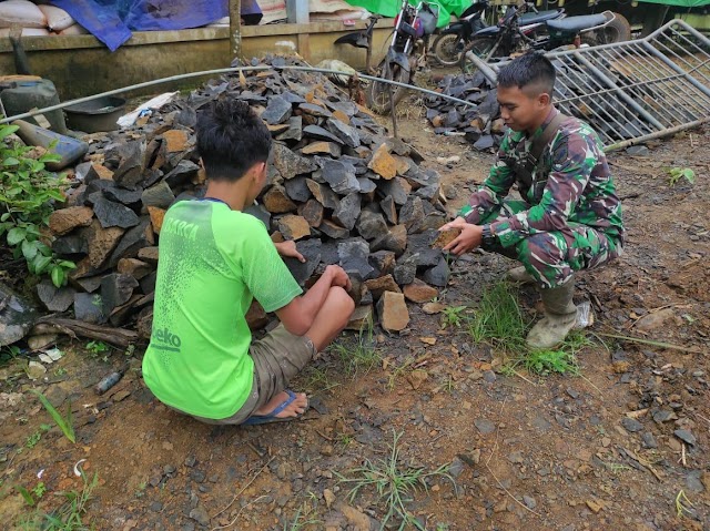 Anggota satgas TMMD bantu warga pecahkan batu 