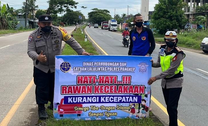 INILAH, Kepedulian Kasat Lantas Polres Pangkep Untuk Pengemudi  Jalan Trans Sulawesi