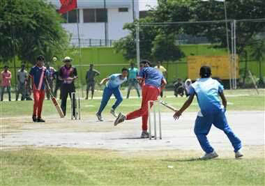 UP : नोएडा बिना इजाजत क्रिकेट मैच का आयोजन कर खेल रहें 51 लोगों को पुलिस ने किया गिरफ्तार 