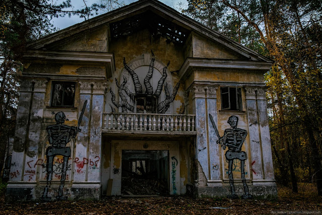 Скелеты и дьявольщина на фасаде здания - рисунок
