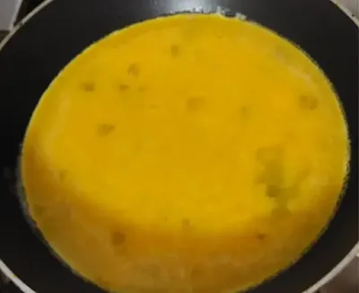 동그란-팬에-노랗게-펼쳐진-계란물-사진