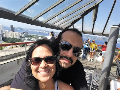 Casal Hibisco com Whey no mirante, ao fundo a cidade do Rio de Janeiro